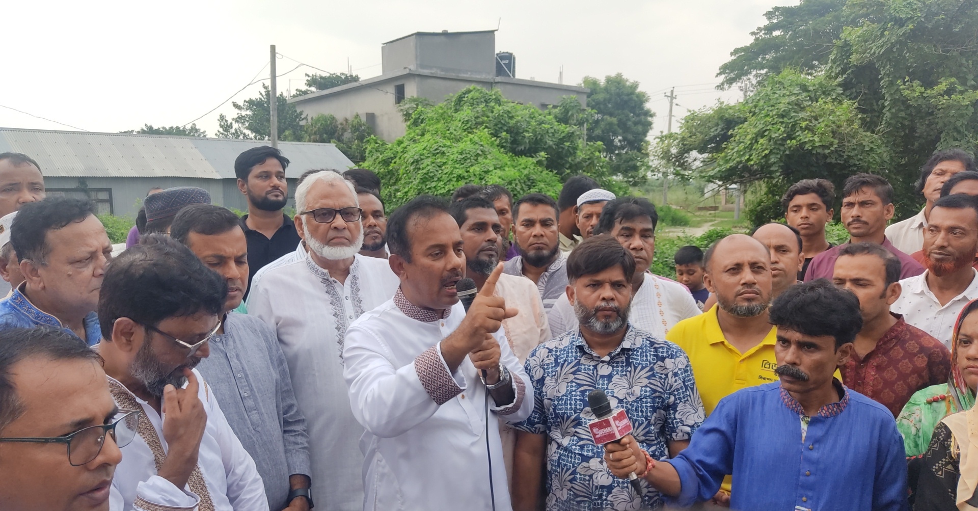 তিতাসের ভূইয়া’র বাজারে গণসংযোগ করেন ইঞ্জিনিয়ার আব্দুস সবুর