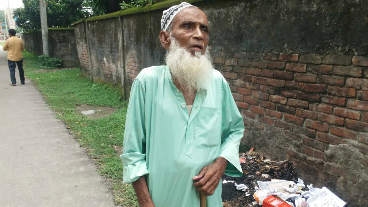 জমি লিখে না দেওয়ায় বৃদ্ধ বাবাকে বাড়ি থেকে তাড়িয়ে দেন ছেলেরা