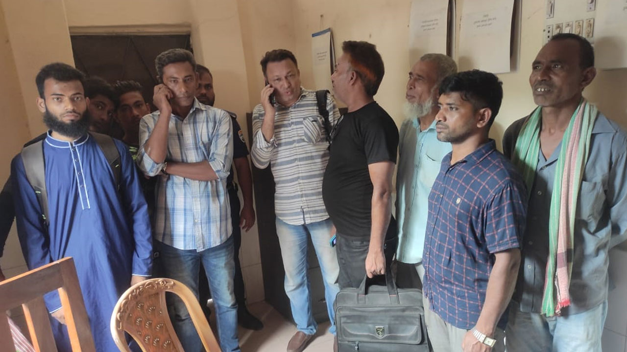বিনা টিকিটে ট্রেনে ভ্রমণ, ২১ যাত্রীকে জেল