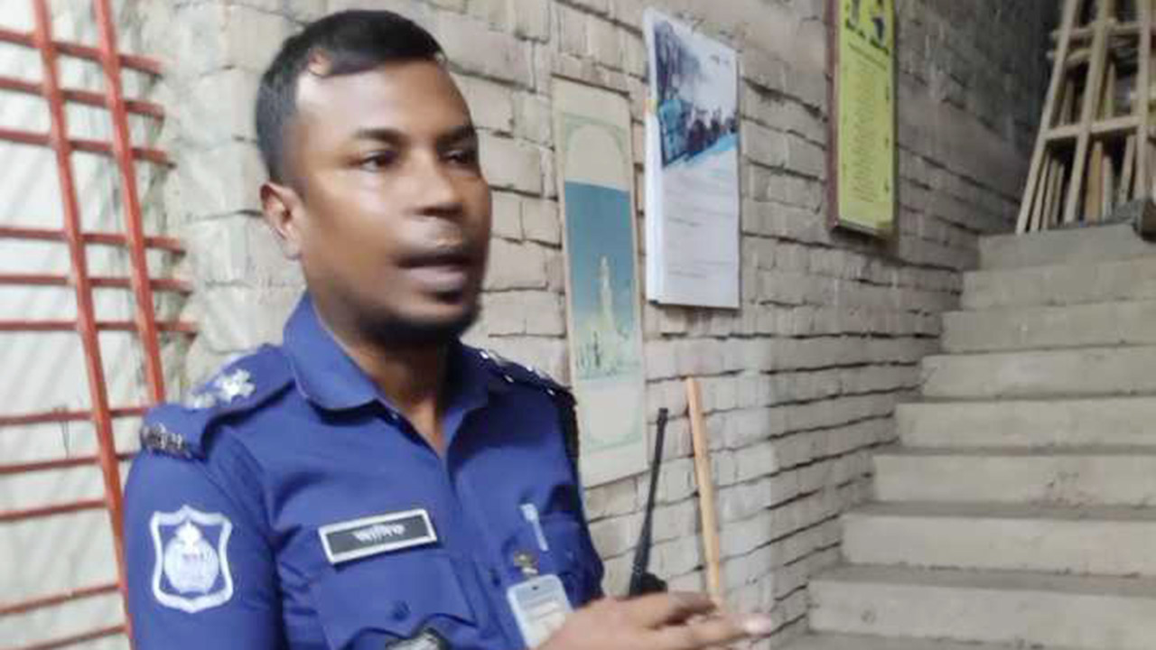 কলেজছাত্রকে ইয়াবা দিয়ে ফাঁসানোর চেষ্টা, ক্ষমা চাইলেন এসআই