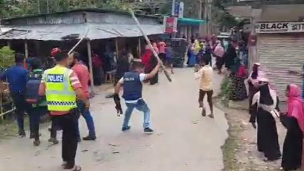 বকেয়া বেতনের দাবিতে শ্রমিকদের সড়ক অবরোধ, পুলিশের লাঠিচার্জ