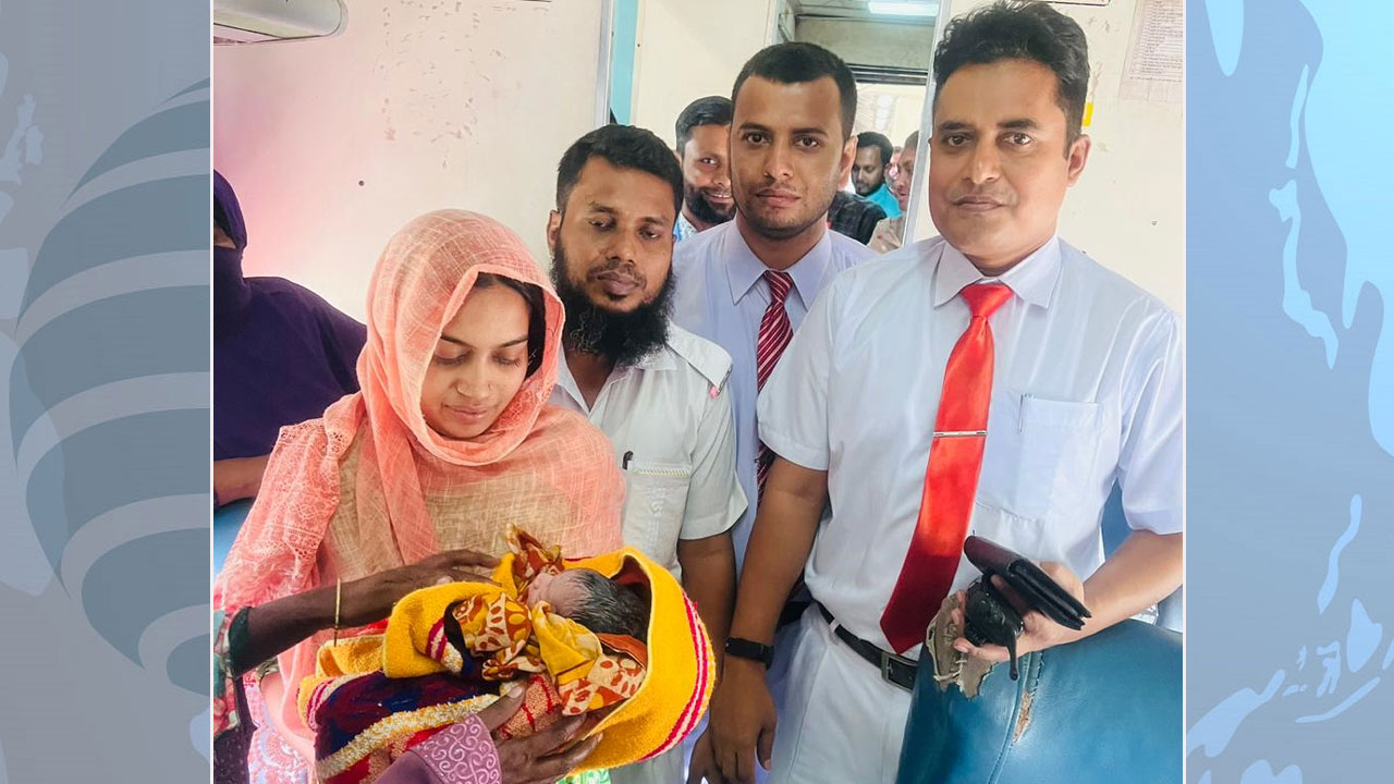 ঈদযাত্রায় চলন্ত ট্রেনে সন্তান জন্ম দিলেন এক নারী