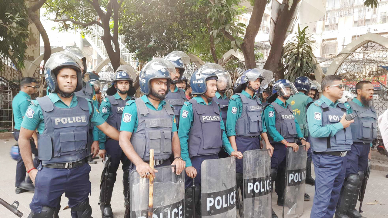 ফাঁকা ঢাকায় সর্বোচ্চ সতর্কতায় পুলিশ, থানায় থানায় বিশেষ নির্দেশনা