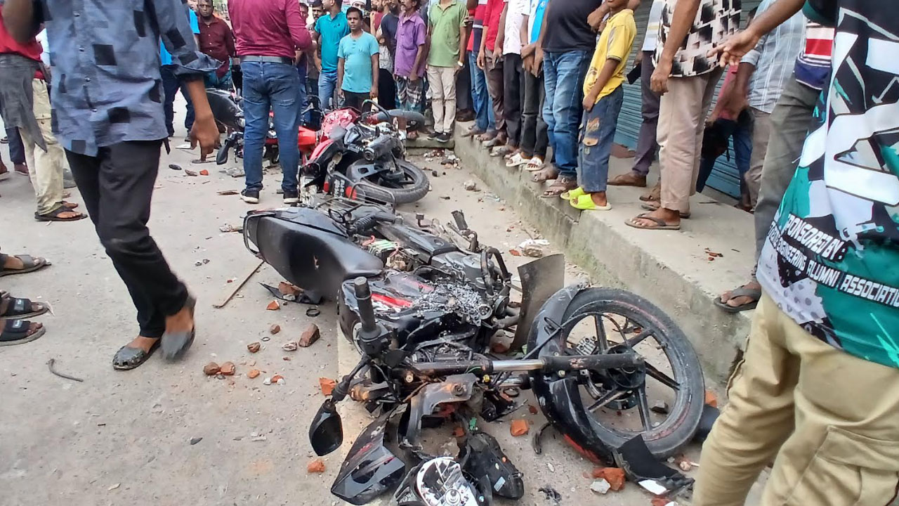 শেরপুরে শিক্ষার্থীদের সঙ্গে ছাত্রলীগের সংঘর্ষ, আহত ৫০