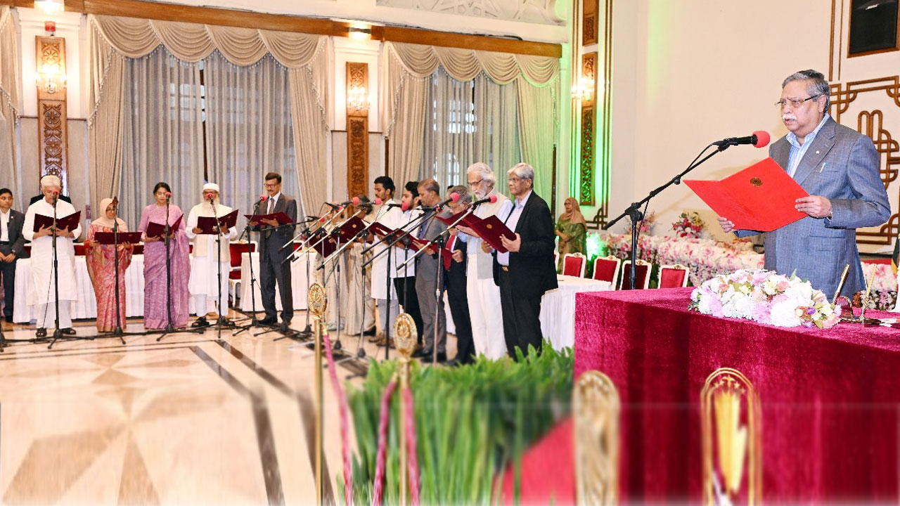 শপথ নিলেন অন্তর্বর্তীকালীন সরকারের ১৩ উপদেষ্টা