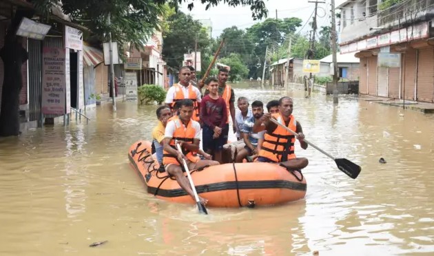ভারত থেকে ঢুকছে পানি, স্মরণকালের ভয়াবহ বন্যা ফেনী নোয়াখালী ও কুমিল্লায়