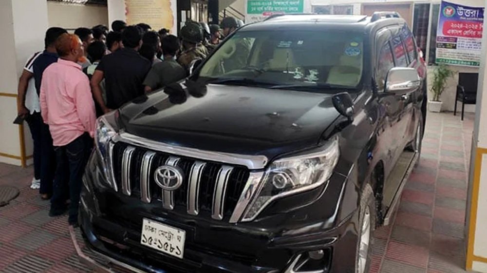 মন্ত্রণালয়ের স্টিকারযুক্ত গাড়ি থেকে বস্তাভর্তি টাকা জব্দ ছাত্র-জনতার