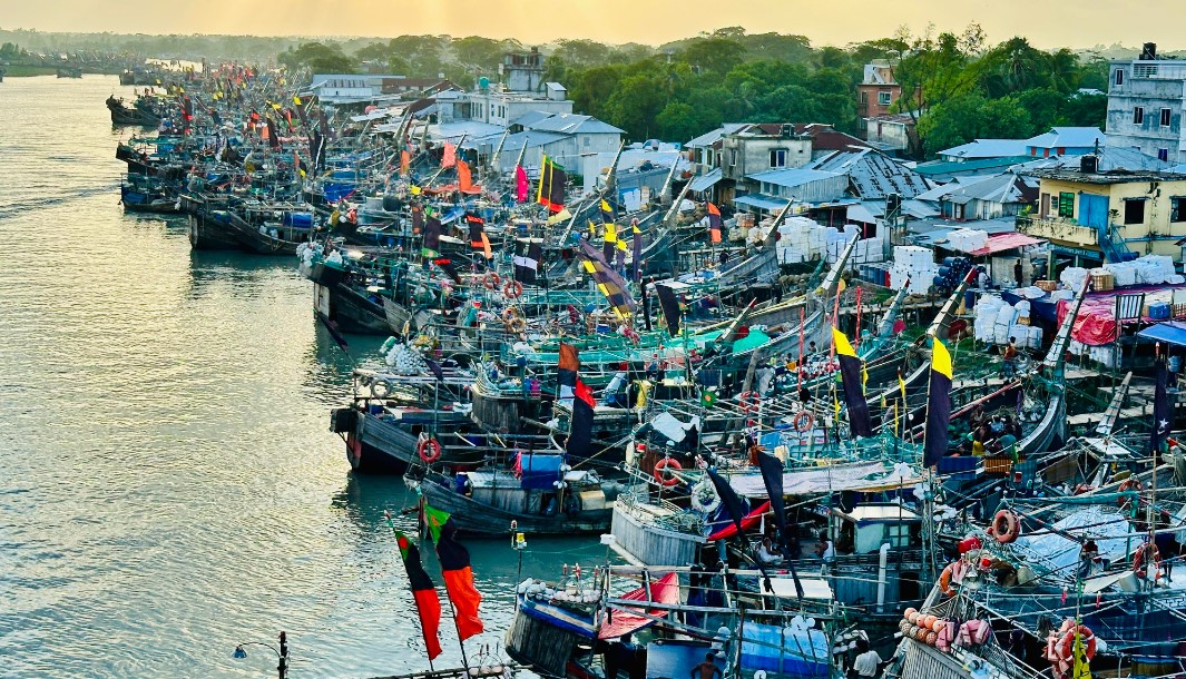 উত্তাল বঙ্গোপসাগর, মৎস বন্দর আলীপুর-মহিপুরে আশ্রয় নিয়েছে হাজার-হাজার মাছ ধরার ট্রলার
