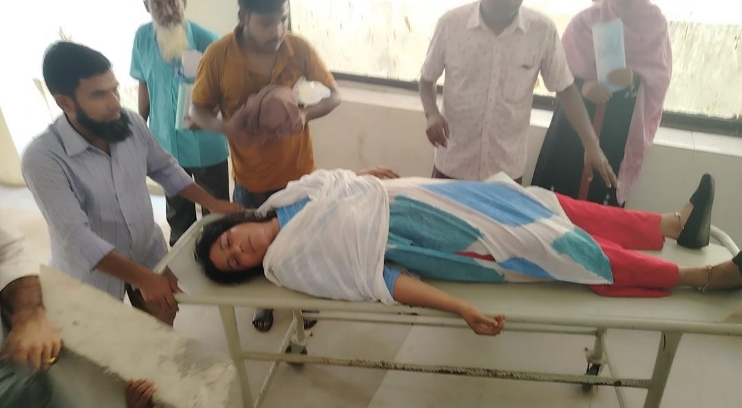 পটুয়াখালী হাসপাতালে চিকিৎসা নিতে এসে ডাক্তারের মারধরের স্বীকার রোগী