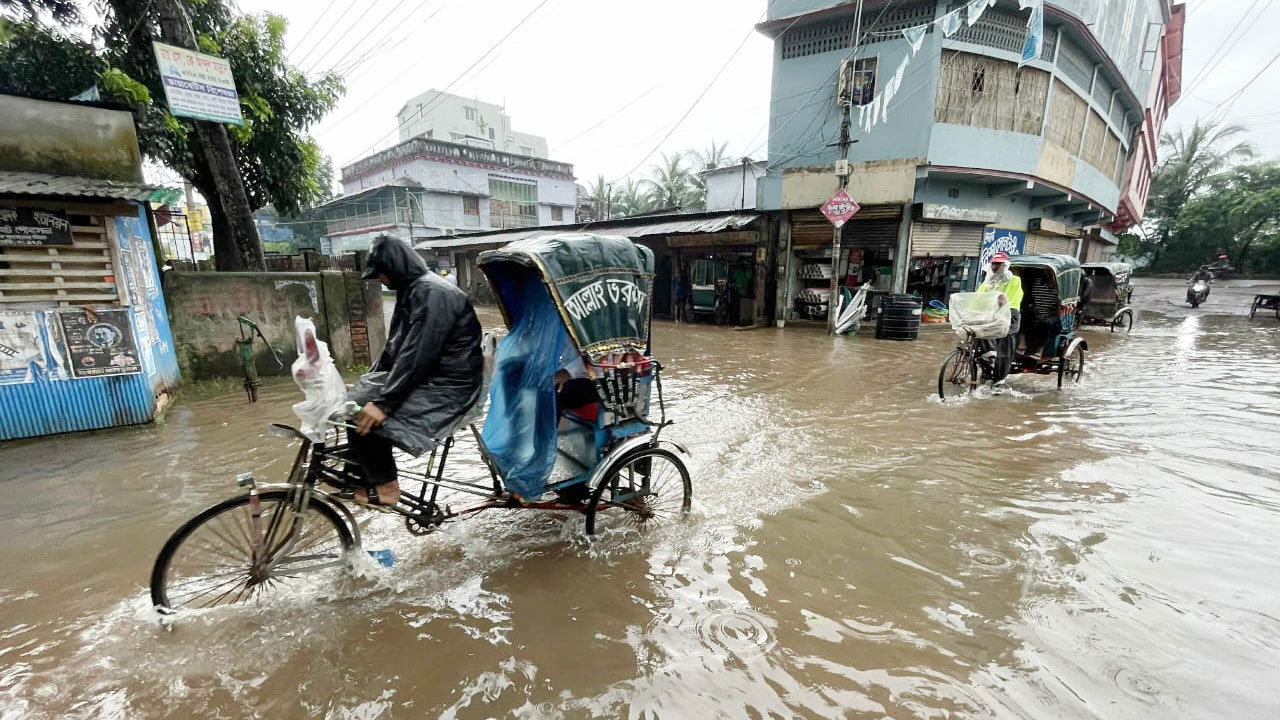 পানির নিচে বাগেরহাট শহর, নেই স্থায়ী সমাধানের উদ্যোগ