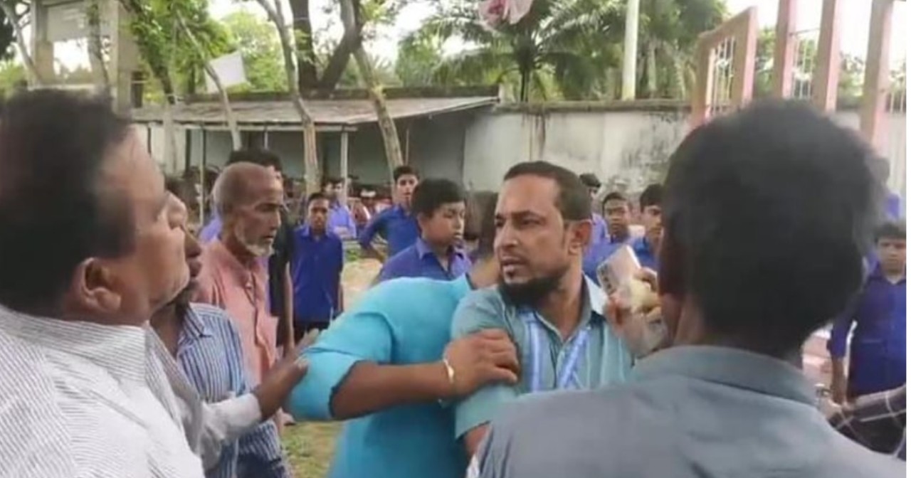 শিক্ষককে পিটিয়ে স্কুল থেকে বের করে দেওয়ার ঘটনায় মামলা, সাতক্ষীরা