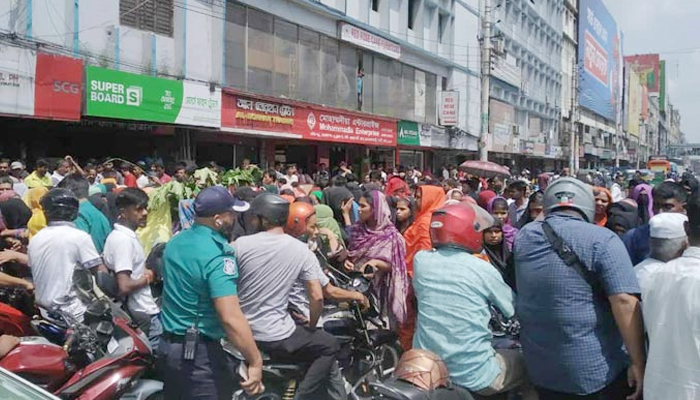 বনানীতে পোশাক শ্রমিকদের সড়ক অবরোধে যানজটে ভোগান্তি