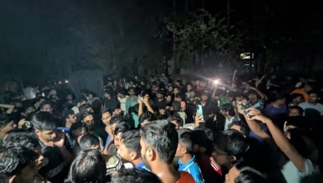 স্থানীয়দের সঙ্গে চবি শিক্ষার্থীদের রাতভর সংঘর্ষ, আহত অর্ধশতাধিক