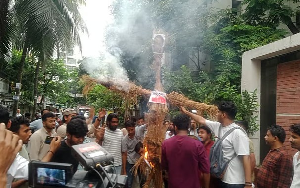 জি এম কাদেরকে গ্রেপ্তারের দাবিতে তাঁর বাসার সামনে সংবাদ সম্মেলন