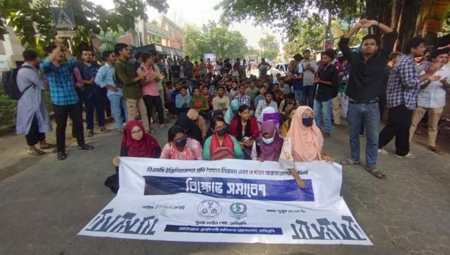 শাহবাগে হামলার প্রতিবাদে হাবিপ্রবি শিক্ষার্থীদের সড়ক অবরোধ