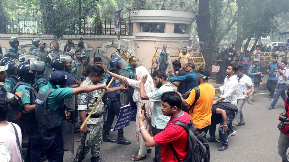 যমুনা অভিমুখে যাওয়ার চেষ্টা, সাউন্ড গ্রেনেড ও কাঁদানে গ্যাস নিক্ষেপ