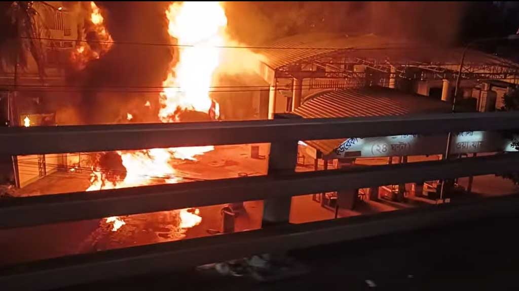 মহাখালীতে সিএনজি স্টেশনে ভয়াবহ অগ্নিকাণ্ড, যান চলাচল বন্ধ