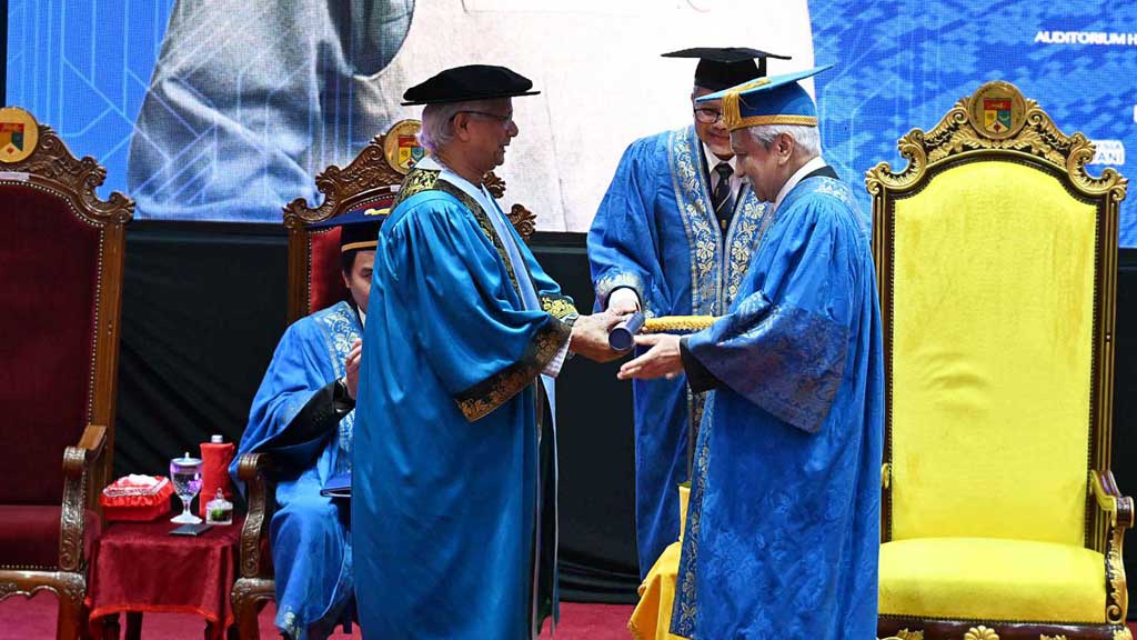 ইউকেএম থেকে সম্মানসূচক ডক্টরেট ডিগ্রি পেলেন ড. ইউনূস