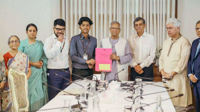 সাগর-রুনির সন্তান মেঘের হাতে পূর্বাচলের প্লটের দলিল হস্তান্তর