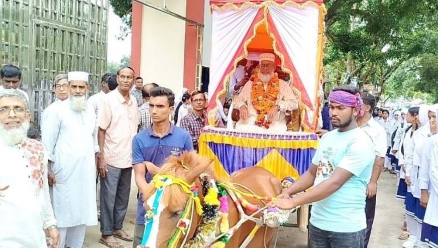 ঘোড়ার গাড়ির রাজকীয় সম্মানে ৩৫ বছরের শিক্ষক জীবনকে বিদায়