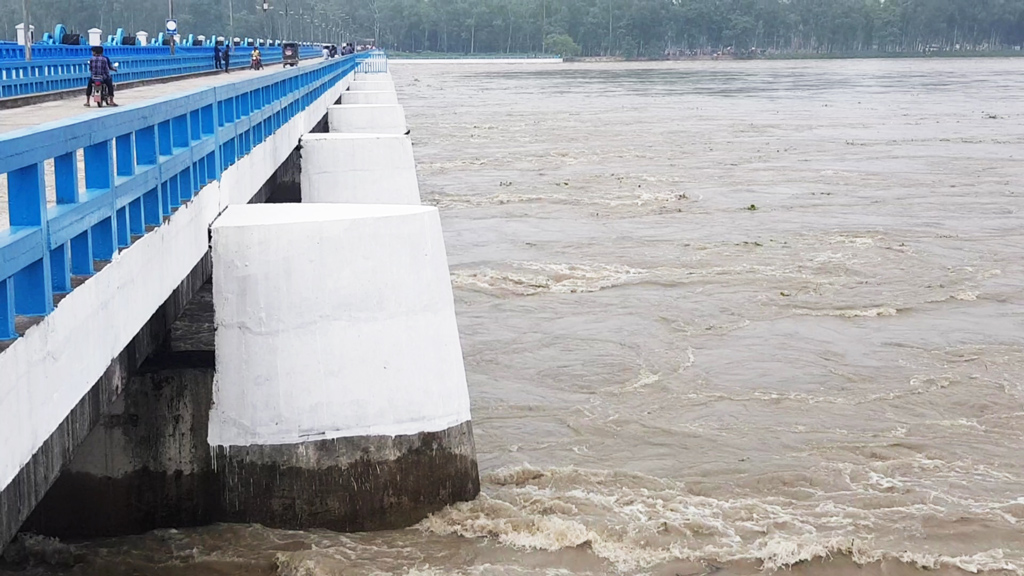 তিস্তা নদীর পানি বিপদসীমার উপর দিয়ে প্রবাহিত হচ্ছে