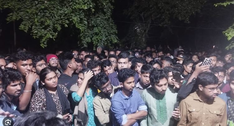 জাবির আবাসিক হলে ছাত্ররাজনীতি বন্ধের দাবিতে শিক্ষার্থীদের বিক্ষোভ