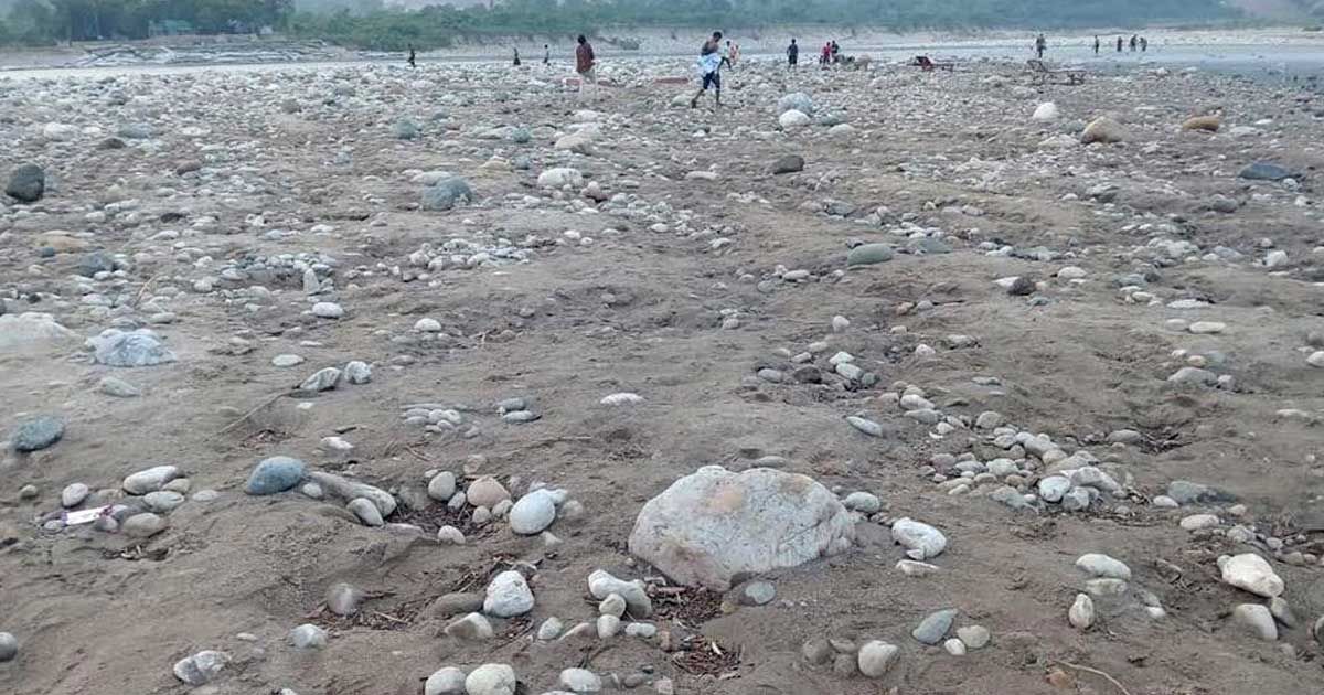 হাইকোর্টের কঠোর নির্দেশ: সাত দিনের মধ্যে ফেরত আনতে হবে লুটের সাদা পাথর