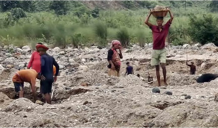 সাদাপাথর: মিল-উঠান-রান্নাঘরেও লুটের পাথর, মাটি খুঁড়ে উদ্ধার