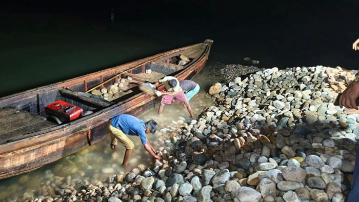 সিলেটে রাতারাতি উদ্ধার ১২ হাজার ঘনফুট পাথর
