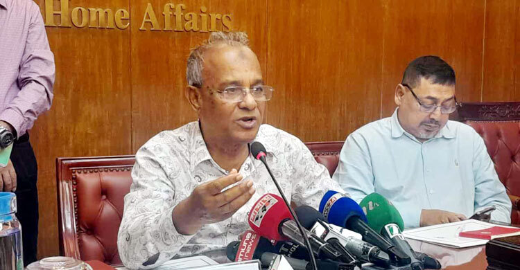 ছোট মাছ ধরি, বড় রুই ছাড়া পায়’: স্বরাষ্ট্র উপদেষ্টার বক্তব্যে আইনশৃঙ্খলা পরিস্থিতির চিত্র