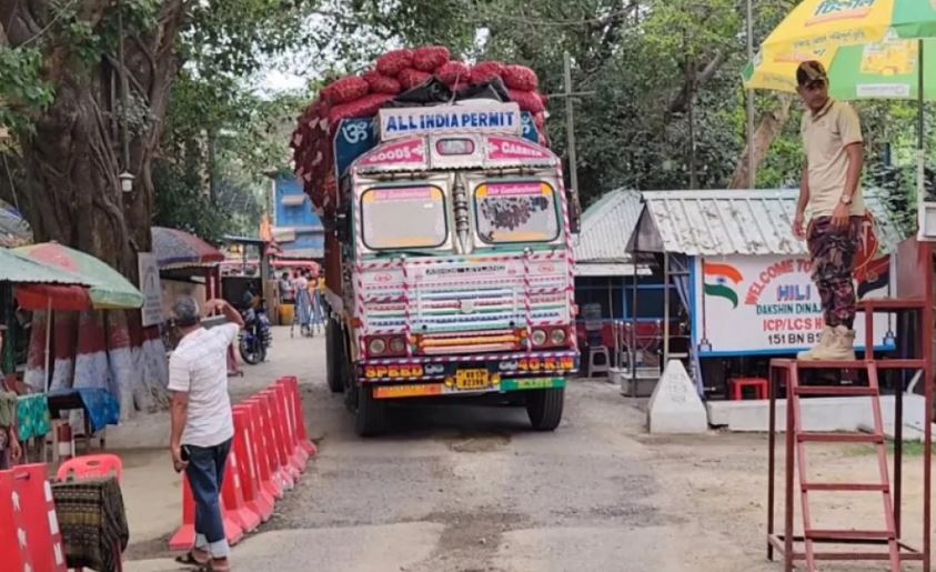 ৫ মাস পর ফের হিলি বন্দরে ভারতীয় পেঁয়াজ, দাম কমবে কি?