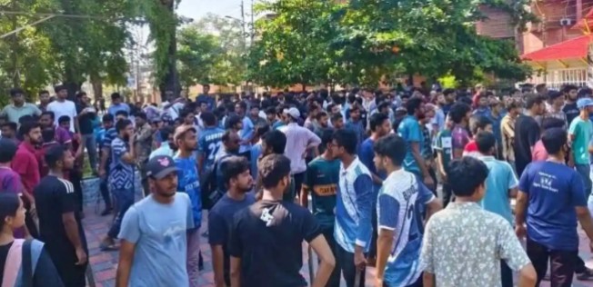 উপাচার্যকে ক্ষমা চাইতে বললেন বাকৃবি শিক্ষার্থীরা, অন্যথায় ‘কঠোর আন্দোলন’