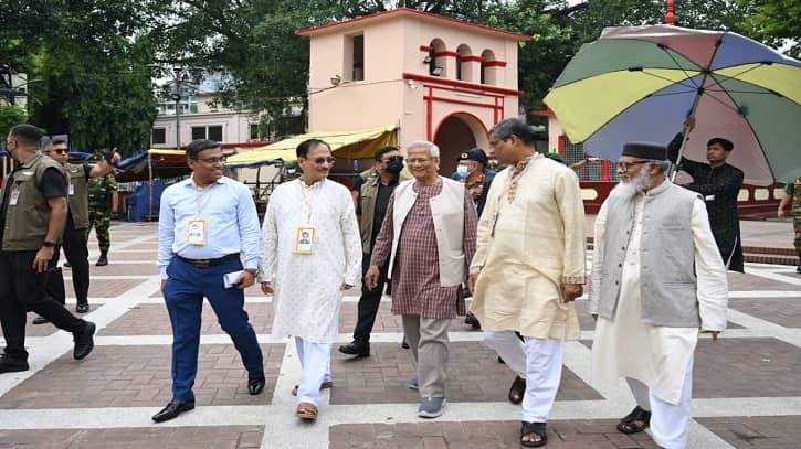 <h5>ঢাকেশ্বরী মন্দিরে প্রধান উপদেষ্টা</h5> <h3>শারদীয় দুর্গোৎসবে শুভেচ্ছা বিনিময়</h3>