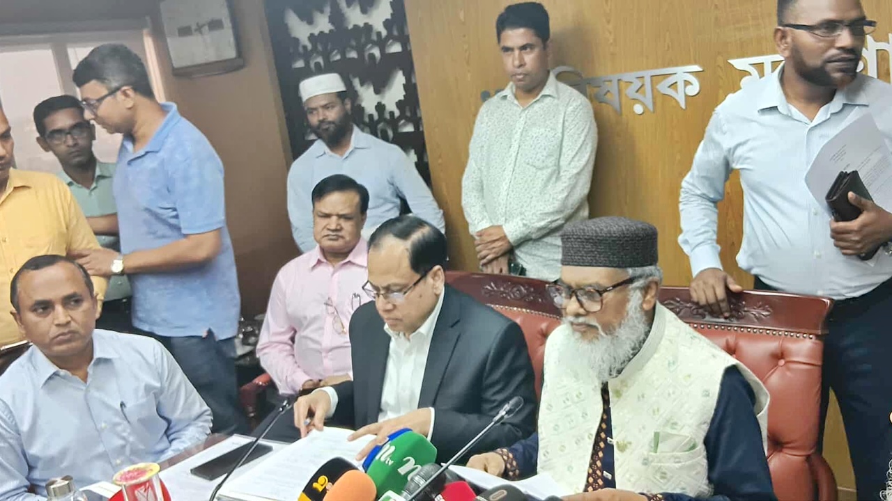 <h5>ধর্ম মন্ত্রণালয়</h5> <h3>হজ খরচ কমলো, সরকারি ব্যবস্থাপনায় ঘোষণা ৩ প্যাকেজ</h3>