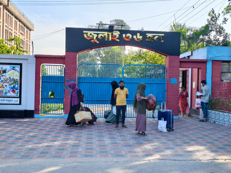 কৃষি বিশ্ববিদ্যালয় অনির্দিষ্টকালের জন্য ছুটি, হল ছাড়ছেন শিক্ষার্থীরা