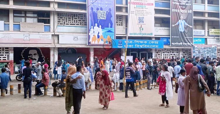 <h5>ডাকসু নির্বাচন</h5> <h3>টিএসসিতে দেড়টা পর্যন্ত ৫৮% ভোট, শারীরিক শিক্ষা কেন্দ্রে আড়াইটা পর্যন্ত ৭৮%</h3>