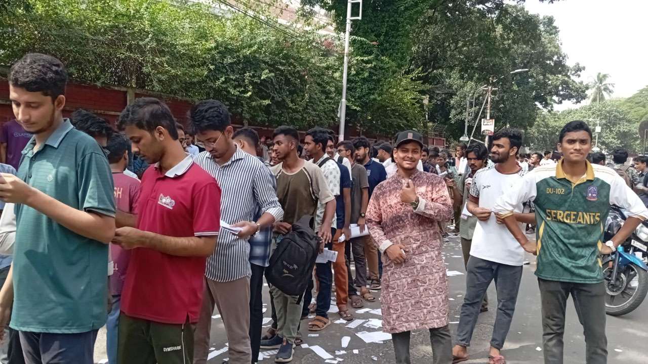 <h5>ডাকসু নির্বাচন</h5> <h3>কেন্দ্রে কেন্দ্রে ভোটারদের দীর্ঘ লাইন</h3>