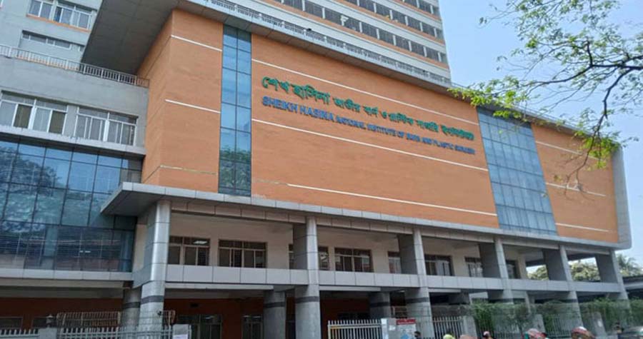 <h5>এসি বিস্ফোরণ</h5> <h3>যাত্রাবাড়ীতে এসি বিস্ফোরণে একই পরিবারের চারজন দগ্ধ</h3>