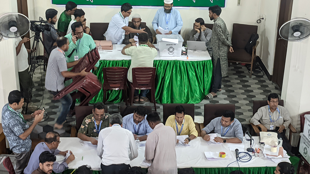 <h5>জাকসু নির্বাচন</h5> <h3>জাকসু নির্বাচনের ভোট গণনা শুরু</h3>