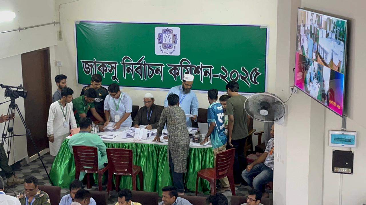 <h5>জাকসু নির্বাচন</h5> <h3>জাকসু নির্বাচন : ১২ হলের ভোট গণনা শেষ, বাকি আরও ৯</h3>