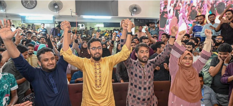 <h5>জাকসু নির্বাচন</h5> <h3>জাকসু নির্বাচনে ছাত্রশিবিরের একচেটিয়া জয়, মিছিল নয় ‘সিজদায় শুকরিয়া’</h3>