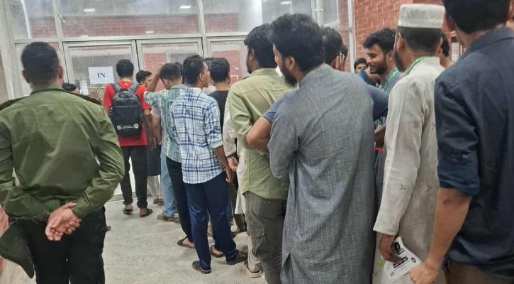 <h5>জাকসু নির্বাচন</h5> <h3>৩৩ বছর পর জাকসু নির্বাচন, বেলা বাড়ার সঙ্গে বাড়ছে ভোটার উপস্থিতি</h3>