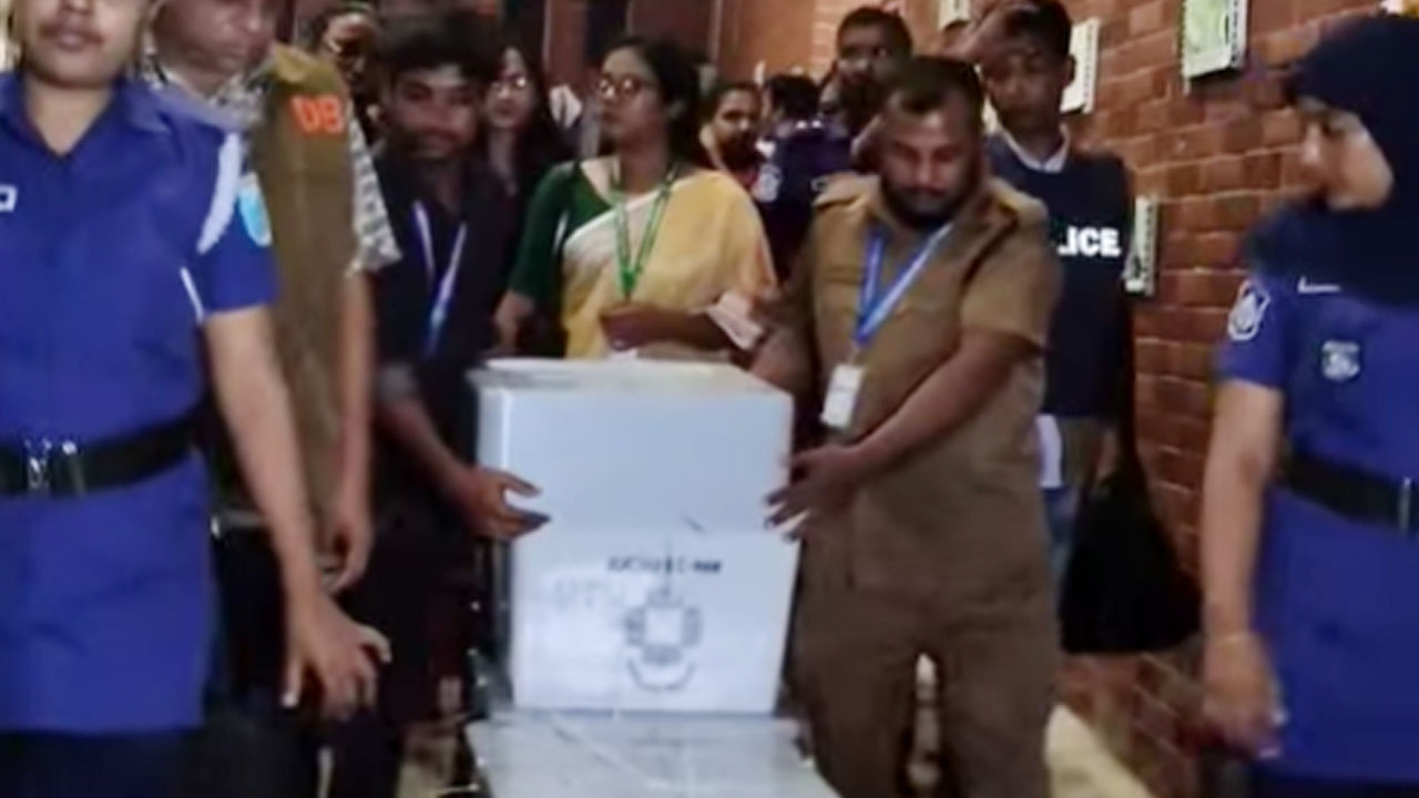 <h5>জাকসু নির্বাচন</h5> <h3>অভিযোগের মধ্যে জাকসুর ভোটগ্রহণ শেষ, সিনেট নেওয়া হচ্ছে</h3>