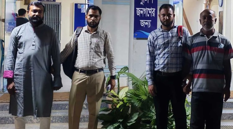 <h5>সাবেক ভূমিমন্ত্রী সাইফুজ্জামান চৌধুরী</h5> <h3>সাবেক মন্ত্রী সাইফুজ্জামানের শিল্প গ্রুপের দুই কর্মকর্তা গ্রেপ্তার</h3>