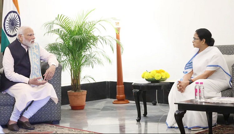 <h5>নরেন্দ্র মোদির সঙ্গে বৈঠক করেন মমতা বন্দ্যোপাধ্যায়</h5> <h3>‘শত্রুতা’ ভুলে কেন্দ্রীয় সরকারের সঙ্গে সমঝোতা করল তৃণমূল</h3>