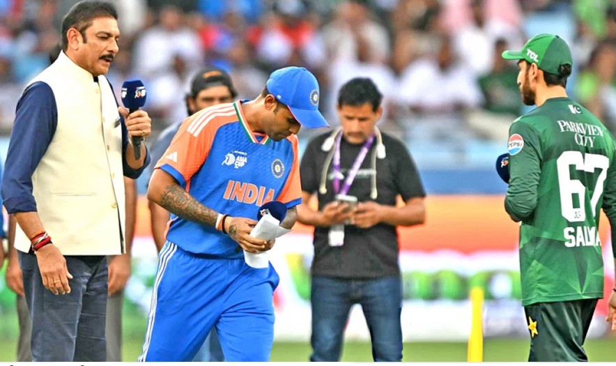 <h5>টসে জিতে ব্যাটিংয়ে পাকিস্তান</h5> <h3>হ্যান্ডশেক না, সরাসরি বল—পাকিস্তানের বিপক্ষে ব্যাট-বলে উত্তর দিতে চাইছে ভারত</h3>