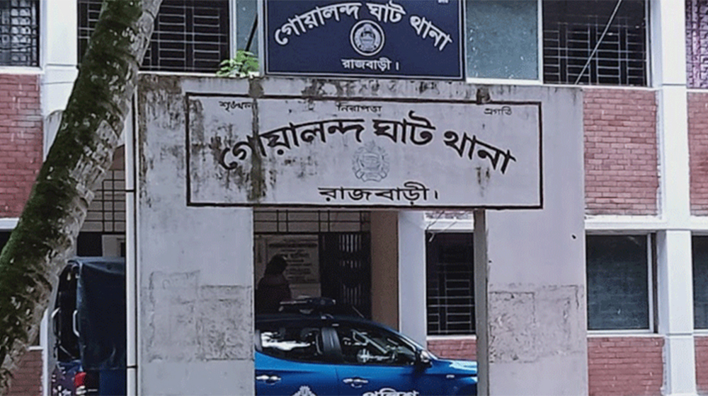 <h5>শুক্রবার বিকালে গোয়ালন্দ পৌরসভার ৫ নম্বর ওয়ার্ডের জুড়ান মোল্লাপাড়ায় এলাকায় ‘নুরাল পাগলের’ দরবার শরীফে এ হামলার ঘটনা ঘটে</h5> <h3>‘নুরাল পাগলা’র দরবারে পুলিশের ওপর হামলা, ৩৫০০ জনের বিরুদ্ধে মামলা</h3>