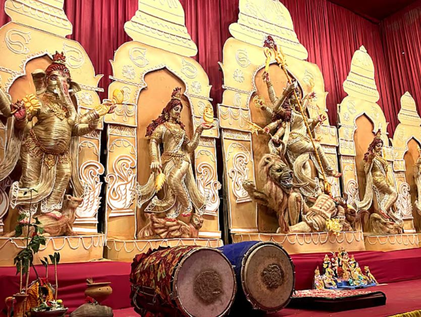 <h5>প্রতিমাশিল্পী বিশ্বজিৎ পাল।</h5> <h3>নাটোরে সোনালি পাট দিয়ে তৈরি দুর্গা প্রতিমা</h3>