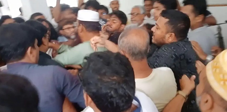 <h5>পোষ্য কোটা ইস্যু</h5> <h3>রাজশাহী বিশ্ববিদ্যালয়ে পোষ্য কোটা নিয়ে উত্তেজনা, উপ-উপাচার্য ও শিক্ষার্থীদের ধস্তাধস্তি</h3>