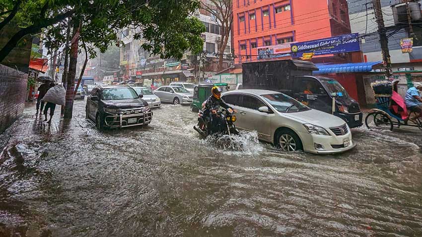 টানা বৃষ্টিতে ডুবল সড়ক, ভোগান্তিতে ঢাকাবাসী